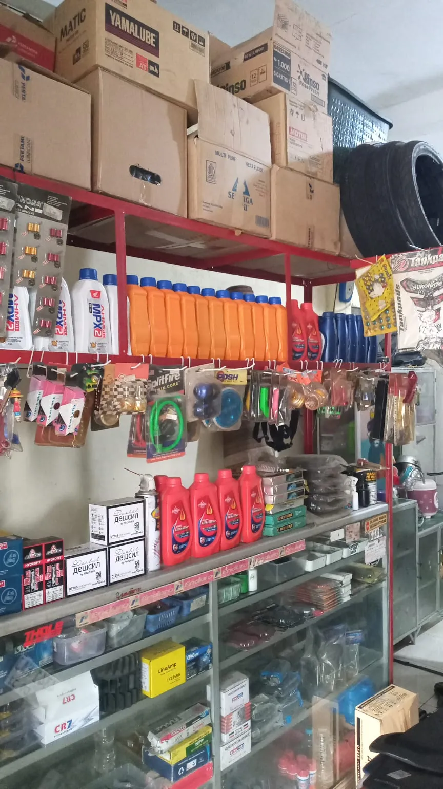 Rak oli dan sparepart di Bengkel Tholee Motor