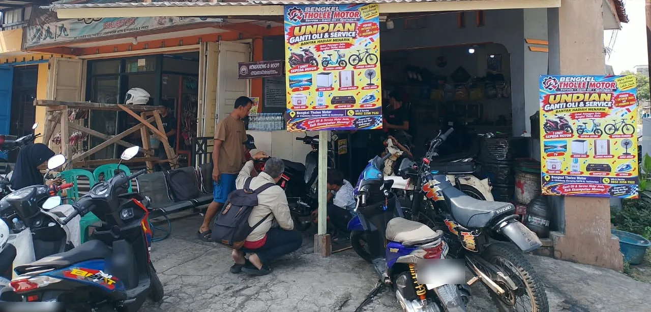 Tampak depan Bengkel Tholee Motor dengan spanduk undian Gebyar Akhir Tahun 2026